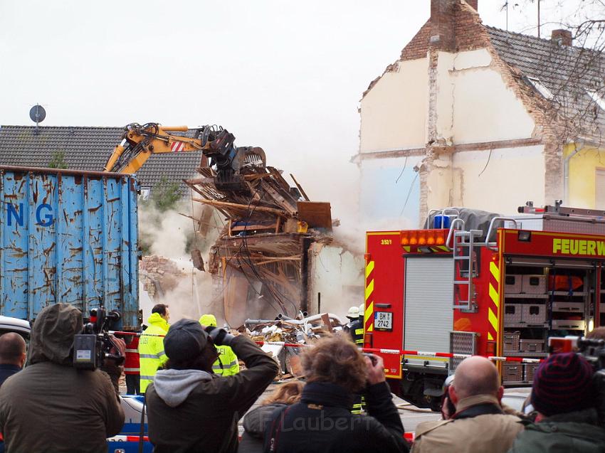 Hausexplosion Bruehl bei Koeln Pingsdorferstr P549.JPG